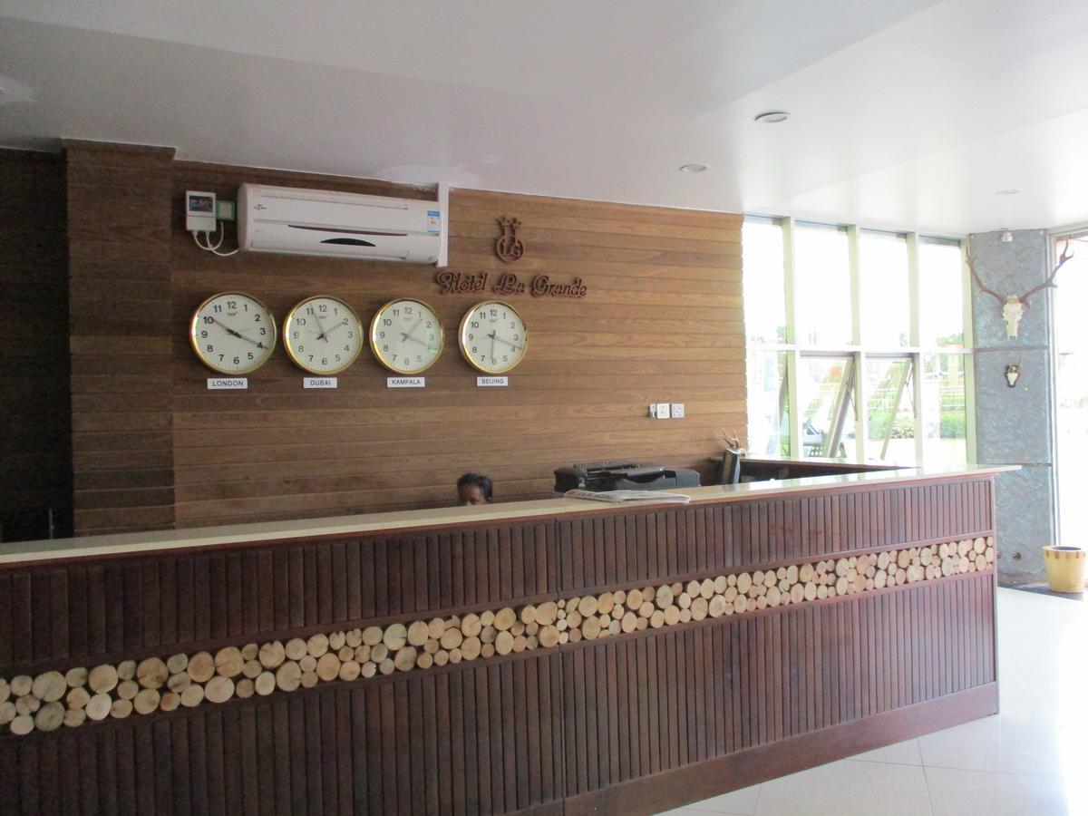 La Grande Hotel Kampala Buitenkant foto